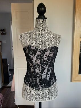 Vintage Y2K Lace Coquette Feminine Corset Bustier Lace Up. Stretchy. Small